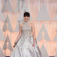 Felicity Jones llega a la alfombra roja de los Oscar 2015