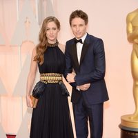 Eddie Redmayne posa junto a su esposa Hannah Bagshawe en la alfombra roja de los Oscar 2015