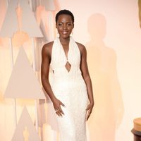 Lupita Nyong'o llega a la alfombra roja de los premios Oscar 2015