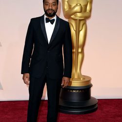 Chiwetel Ejiofor posa a su llegada a los Oscar 2015