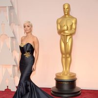 Rita Ora en la alfombra roja de los Oscar 2015
