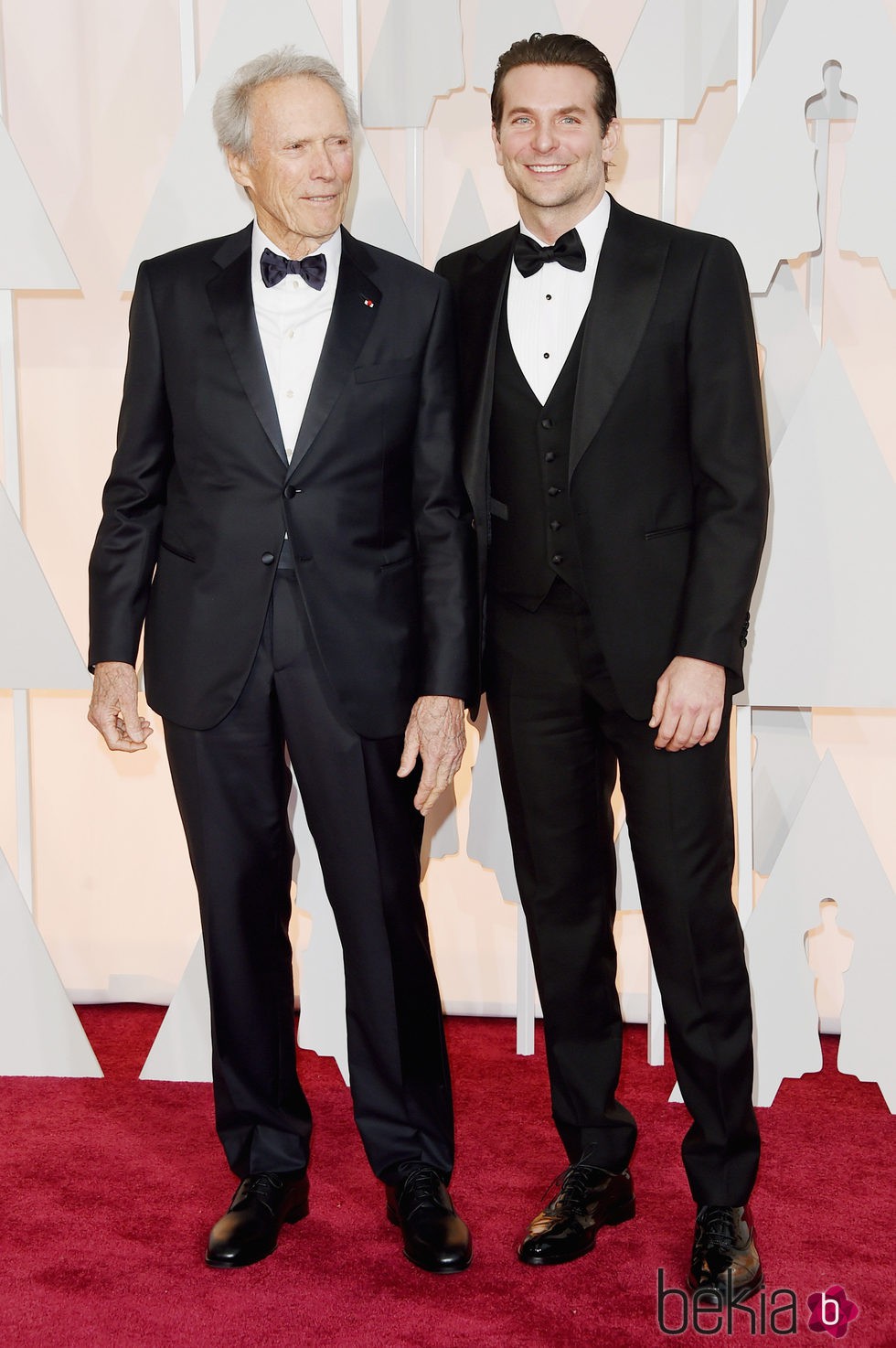 Bradley Cooper posa junto a Clint Eastwood en la alfombra roja de los premios Oscar 2015