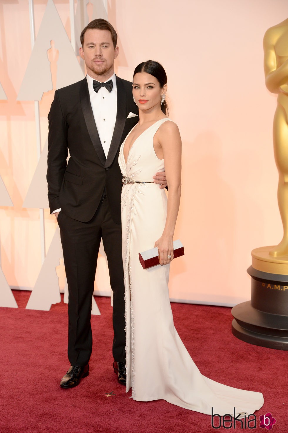 Channing Tatum y su mujer Jenna Dewan Tatum posan en la alfombra roja de los Oscar 2015