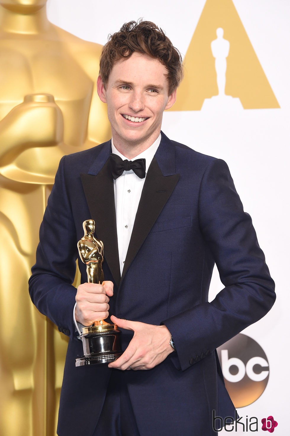 Eddie Redmayne posa con su primer oscar a Mejor actor 