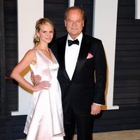 Kelsey Grammer y Kayte Walsh en la fiesta Vanity Fair tras los Oscar 2015