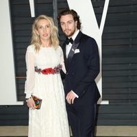 Sam Taylor-Johnson y Aaron Taylor-Johnson en la fiesta Vanity Fair tras los Oscar 2015