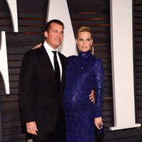 Molly Sims y Scott Stuber en la fiesta Vanity Fair tras los Oscar 2015