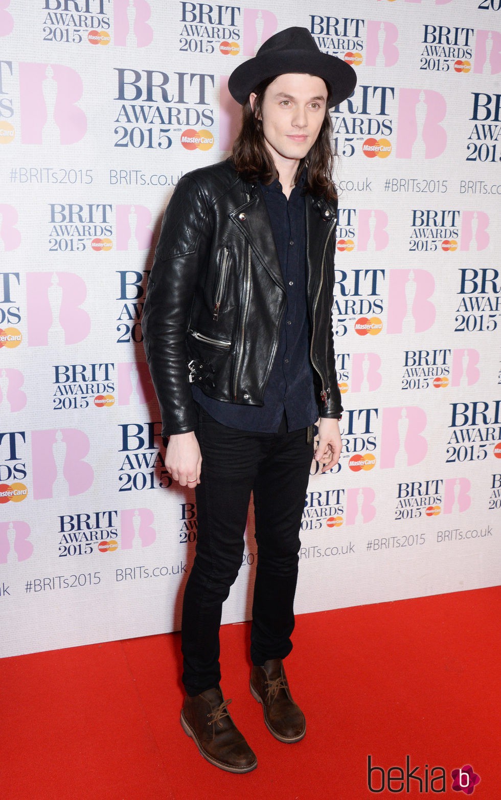 James Bay en la alfombra roja de los Brit Awards 2015
