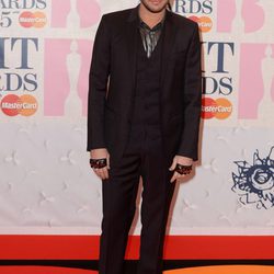 Adam Lambert en la alfombra roja de los Brit Awards 2015