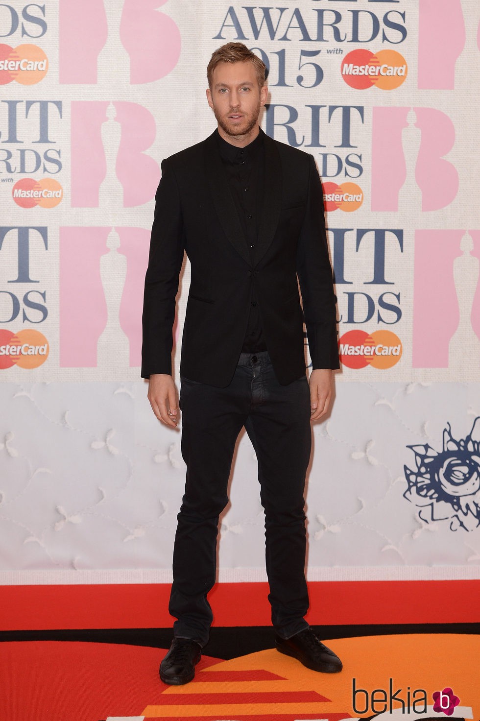 Calvin Harris en la alfombra roja de los Brit Awards 2015