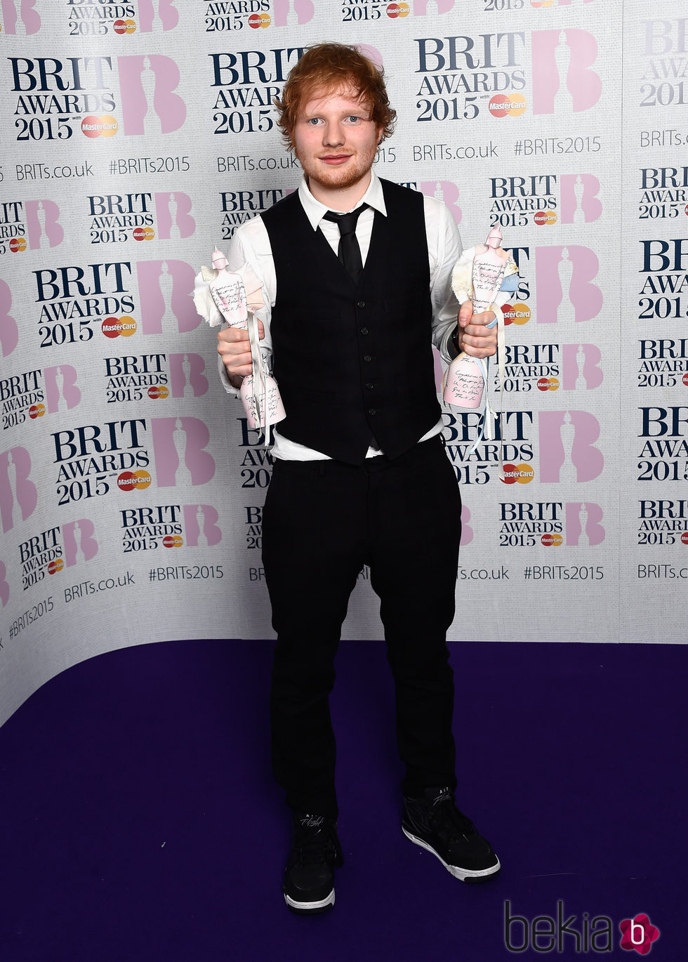 Ed Sheeran posando con sus galardones de los Brit Awards 2015