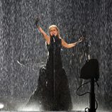 Paloma Faith actuando bajo la lluvia en los Brit Awards 2015