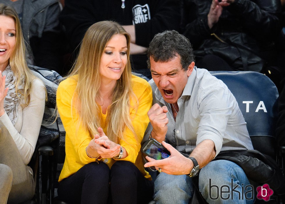 Antonio Banderas se hace divertidos selfies con su novia Nicole Kimpel