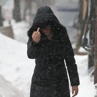 Jennifer Lawrence dedica una peineta a los fotógrafos durante un día invernal en Boston