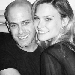 Adi Ezra y Bar Refaeli posan juntos