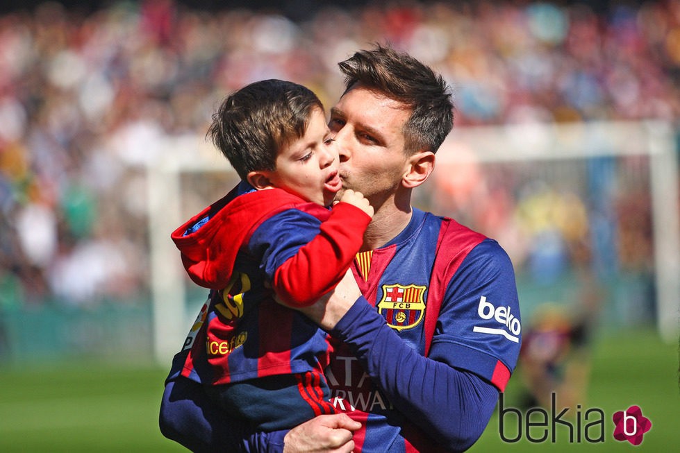 Leo Messi con su hijo Thiago en el Camp Nou