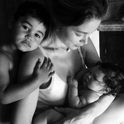 Doutzen Kroes celebrando el Día de la Mujer con sus hijos