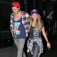 Sarah Hyland con su nuevo novio Dominique Sherwood