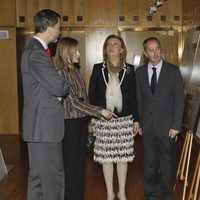 Los Reyes Felipe y Letizia visitan los paneles sobre los efectos de las inundaciones en Aragón