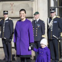 Victoria de Suecia y la Princesa Estela celebran el santo de Victoria vestidas a juego