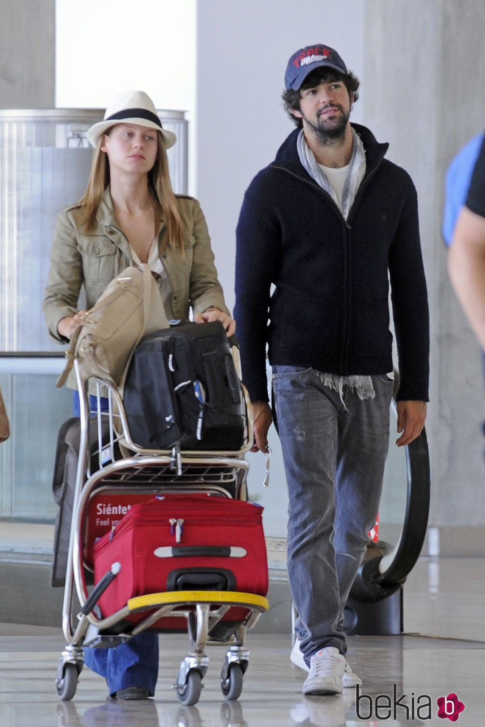 Manuela Vellés y Miguel Ángel Muñoz en el aeropuerto