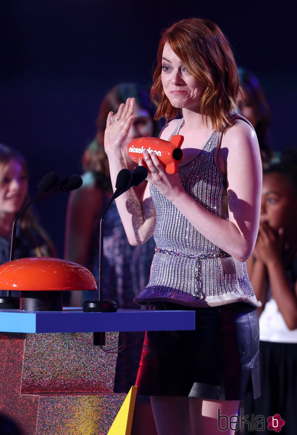 Emma Stone recibiendo un premio en los Nickelodeon Kids Choice Awards 2015