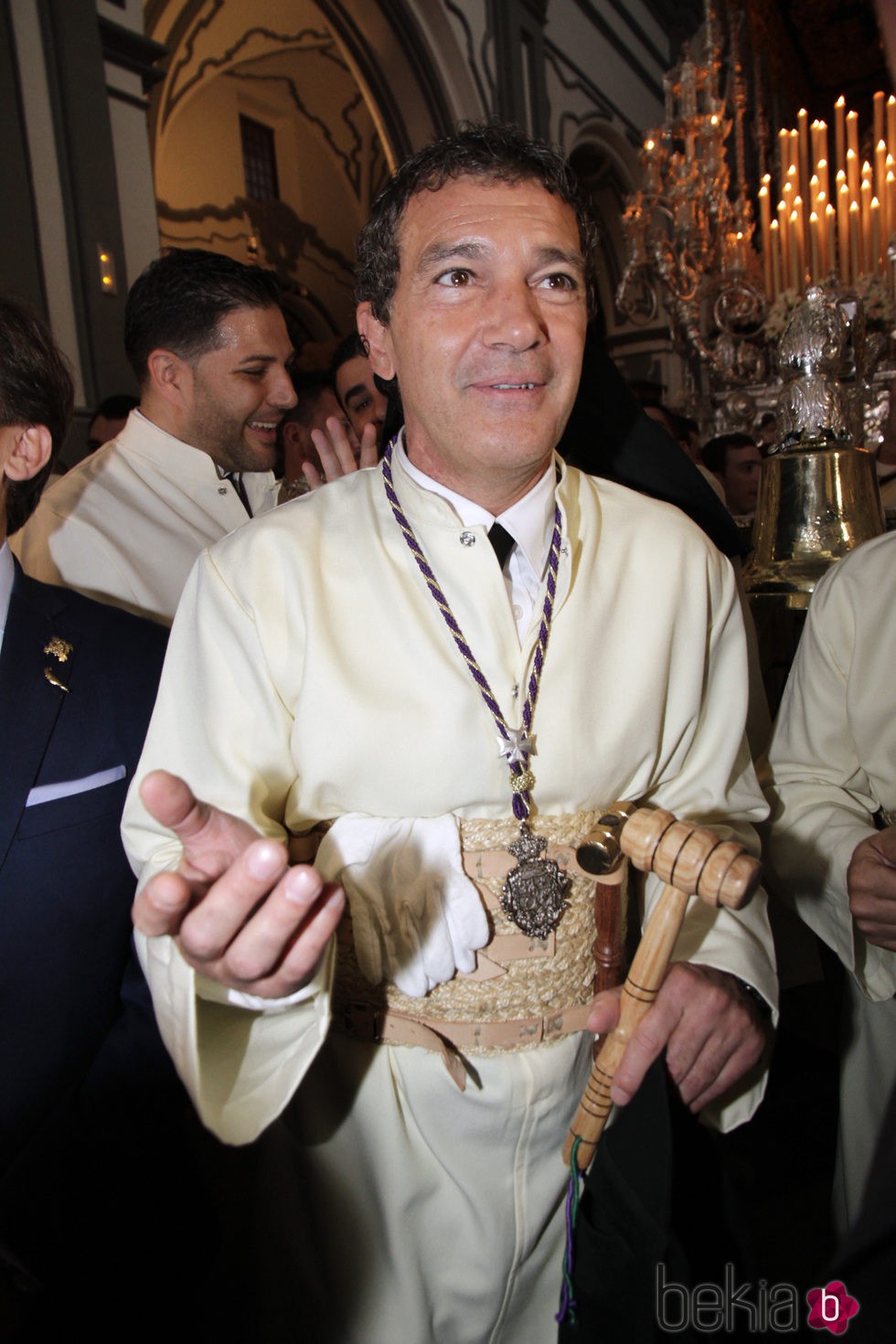 Antonio Banderas vestido de mayordomo de la Virgen de Lágrimas y Favores en la Semana Santa 2015