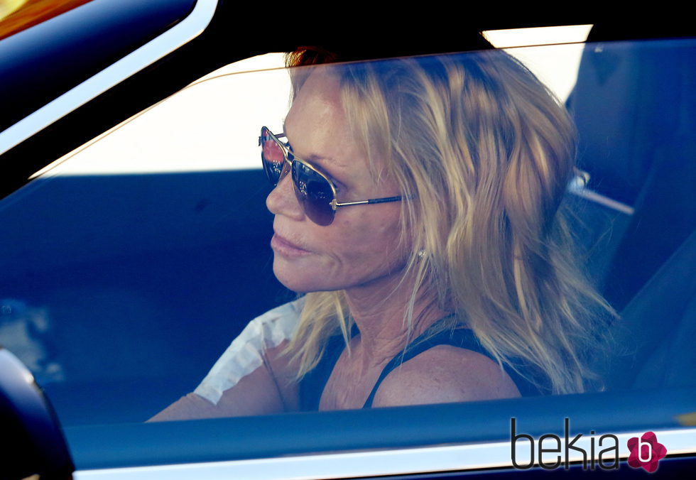 Melanie Griffith aprovecha el proceso de eliminación de su tatuaje para hacerse un retoque en la cara
