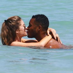 Doutzen Kroes y Sunnery James aprovechan un baño para dar rienda suelta a la pasión durante sus vacaciones primaverales en Miami