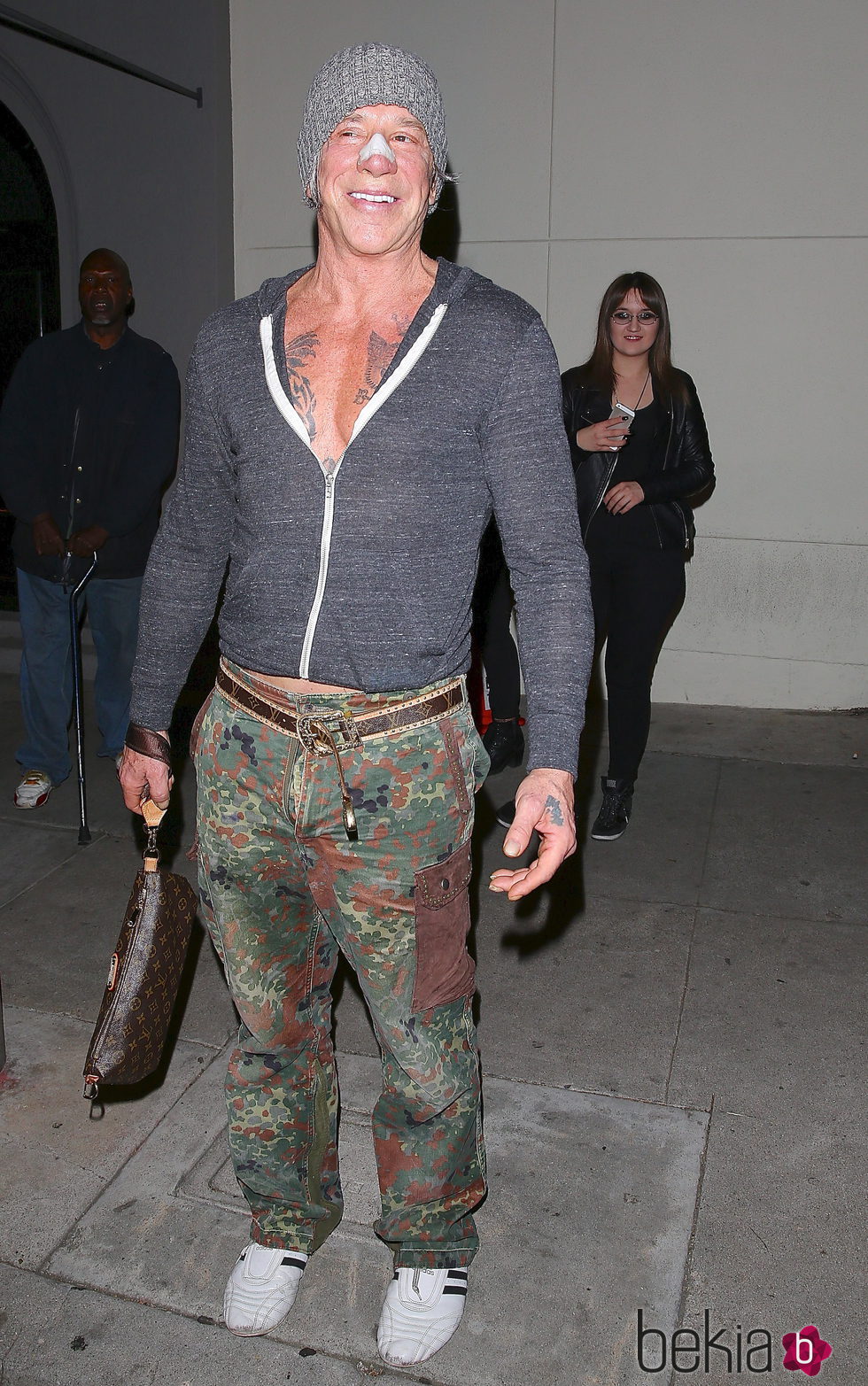 Mickey Rourke con la nariz rota en Los Ángeles