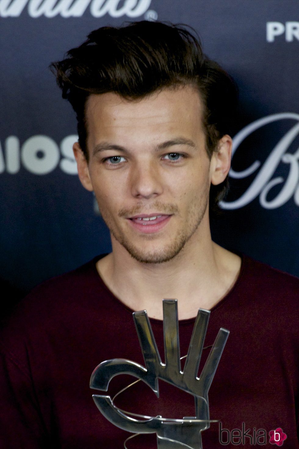 Louis Tomlinson, de One Direction, posa con el Premio 40 Principales 2014