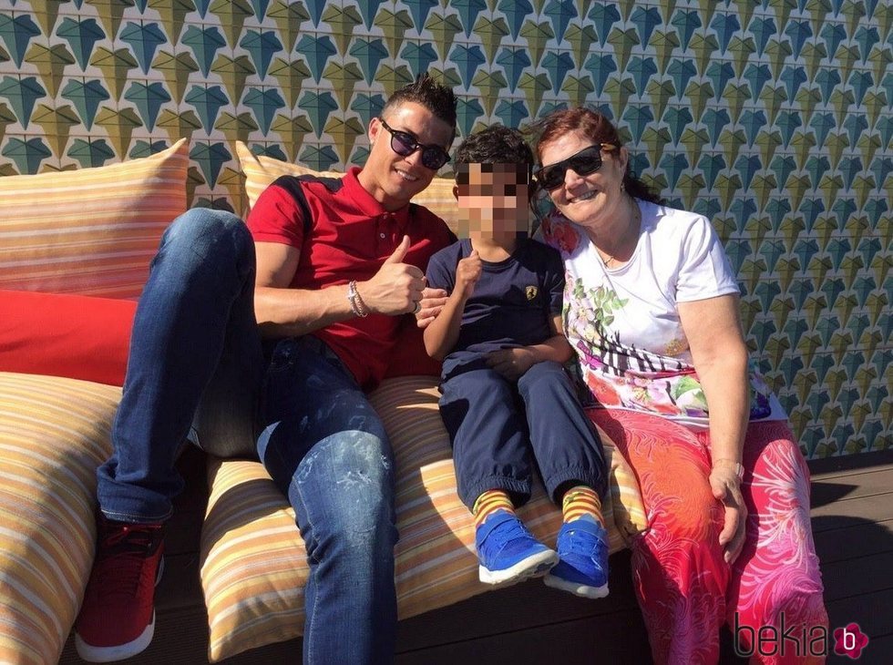 Cristiano Ronaldo con su hijo Cristiano Junior y su madre Dolores Aveiro