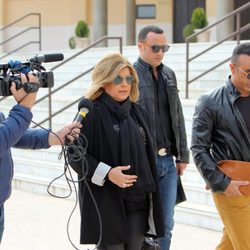 Terelu Campos y Luis Rollán a su llegada al tanatorio de María Pineda, en Málaga