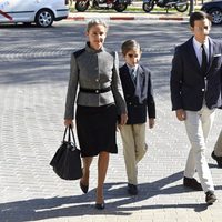 Carla Royo-Villanova con sus tres hijos en el funeral de Kardam de Bulgaria
