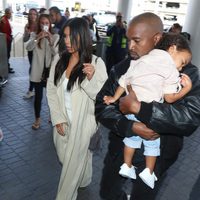 Kim Kardashian con Kanye West y North West en Armenia