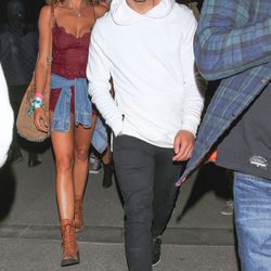 Joe Jonas acompañado en el Festival de Coachella 2015