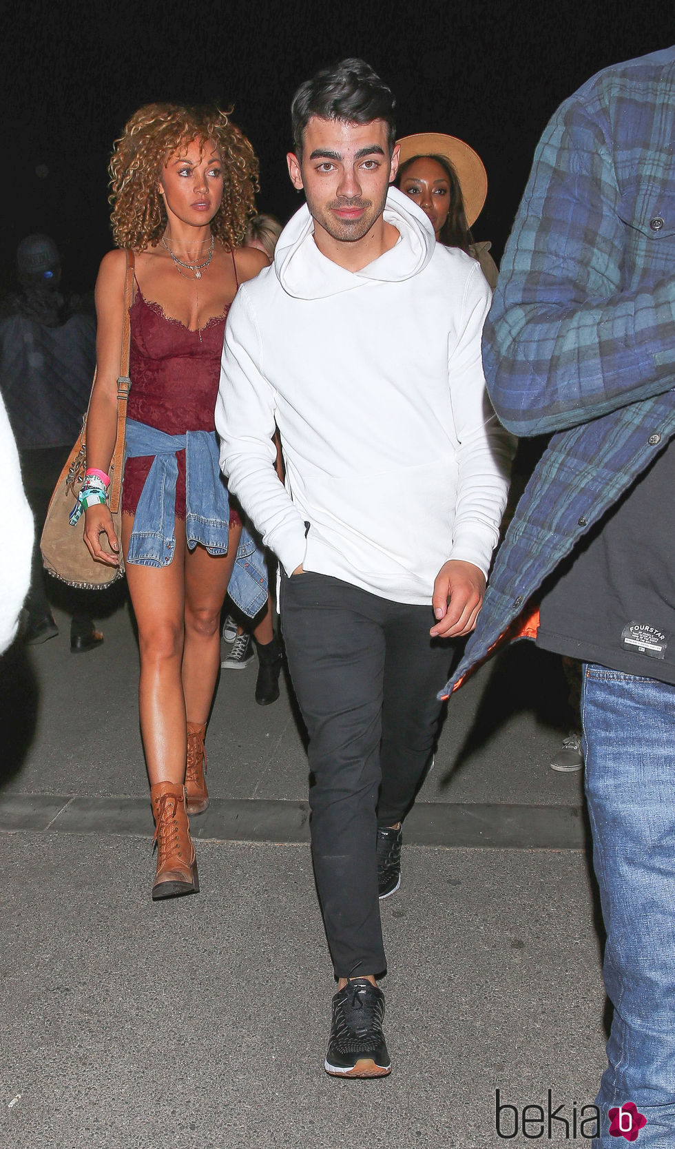 Joe Jonas acompañado en el Festival de Coachella 2015