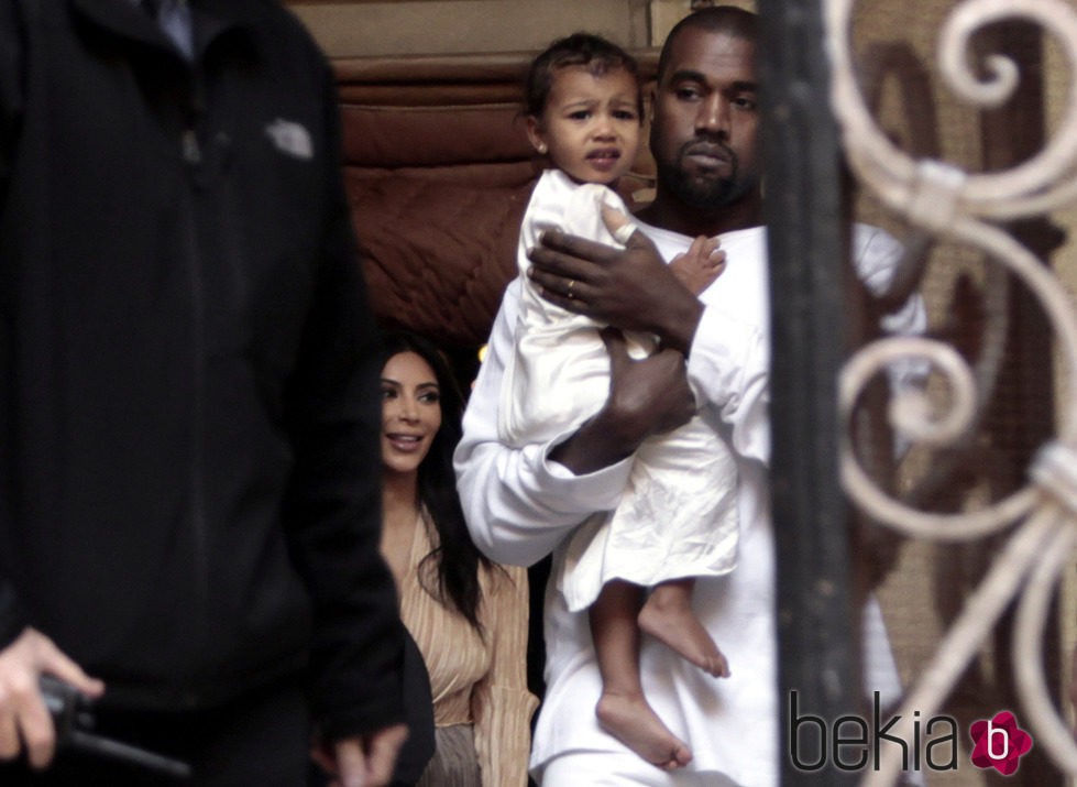 Kanye West y North West de blanco en su bautizo en Israel