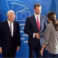 Pablo Iglesias regala 'Juego de Tronos' al Rey Felipe 