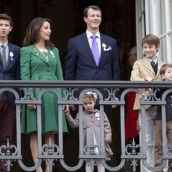 Joaquín y Marie de Dinamarca con sus hijos en el 75 cumpleanos de Margarita de Dinamarca
