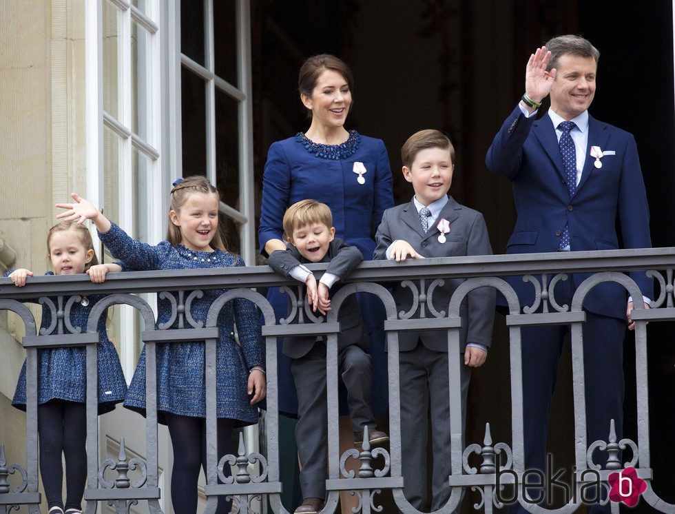 Federico y Mary de Dinamarca con sus hijos en el 75 cumpleanos de Margarita de Dinamarca