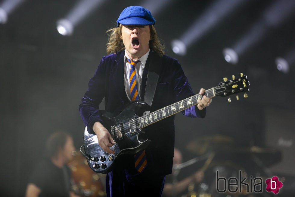 Angus Young de ACDC actuando en el segundo fin de semana del Coachella 2015