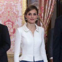 La Reina Letizia con traje repetido y corte bob en el almuerzo previo al Premio Cervantes 2014
