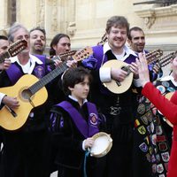 La Reina Letizia con la tuna en el Premio Cervantes 2014