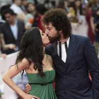 Nerea Barros y Juan Ibáñez se dan un beso en el Festival de Málaga 2015