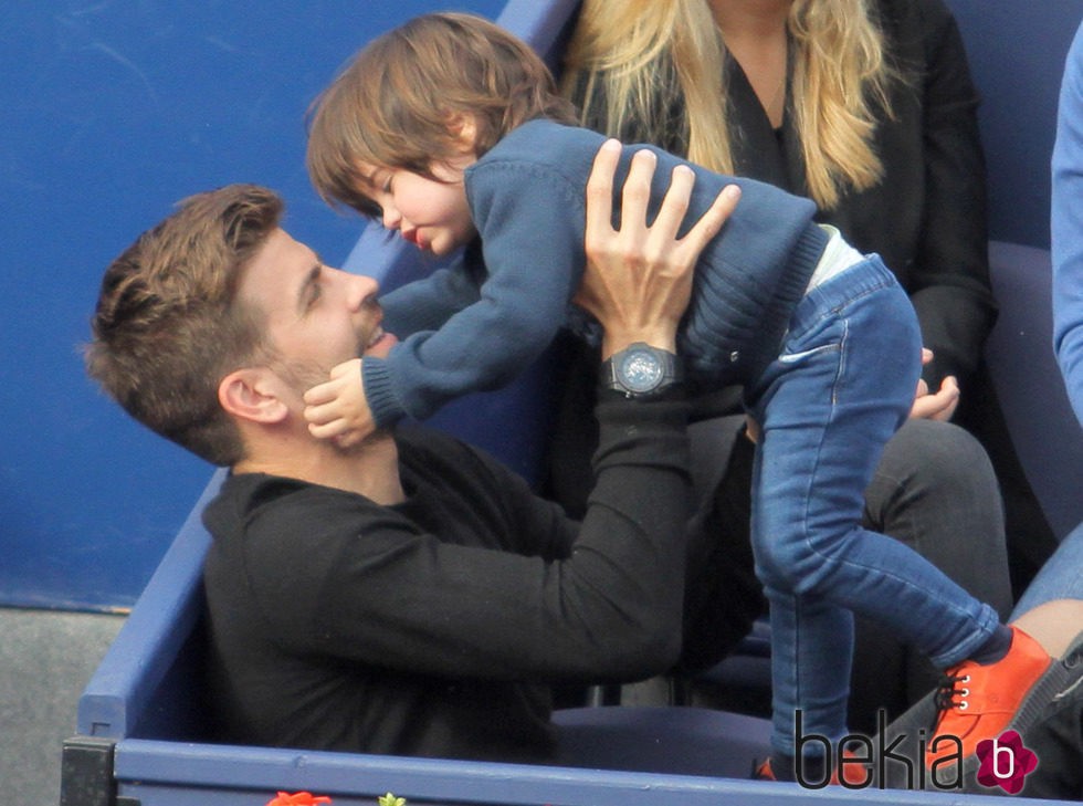 Gerard Piqué con su hijo Milan en la final del Torneo Conde Godó 2015
