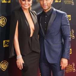 John Legend con su mujer Chrissy Teigen en la gala de los 'Daytime Emmys' 2015