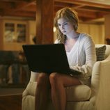 Emily VanCamp planeando una de sus venganzas en 'Revenge'