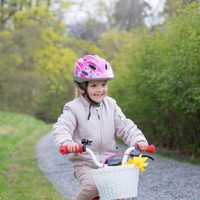 Estela de Suecia montando en bici