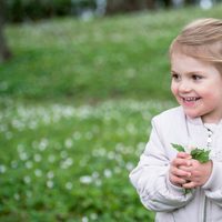 Estela de Suecia, sonriente en su posado de primavera